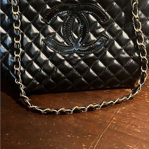 Small to medium size shoulder bag